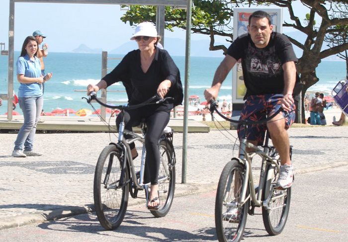 Ana Maria Braga pedala com o marido em dia de sol