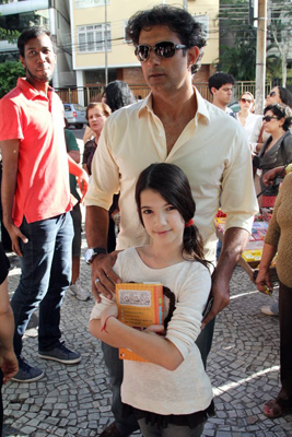 Marcos Pasquim curte tarde de teatro com a filha