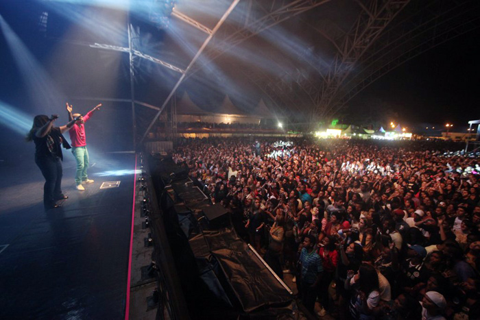 Preta Gil e Thiaguinho trocam CDs após show no Rio