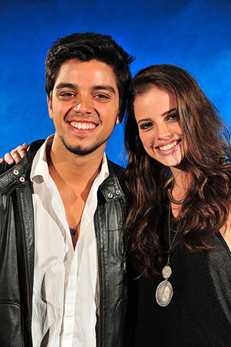 Bruno (Rodrigo Simas) e Ju (Agatha Moreira) 