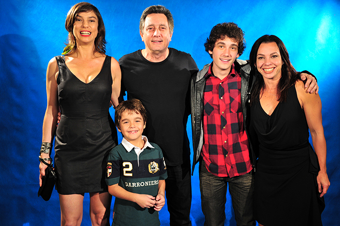 Mário (Eduardo Galvão), Bárbara (Maria Paula), Tico (Xande Valois), Dinho (Guilherme Prates) e Alice (Carla Marins)