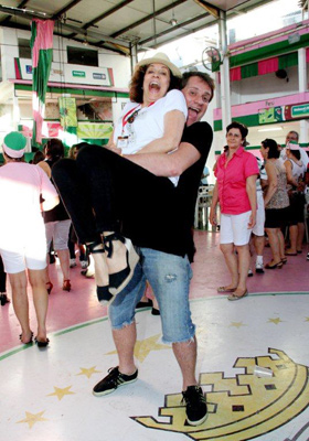 Gracyanne Barbosa é carregada no colo em feijoada da Mangueira