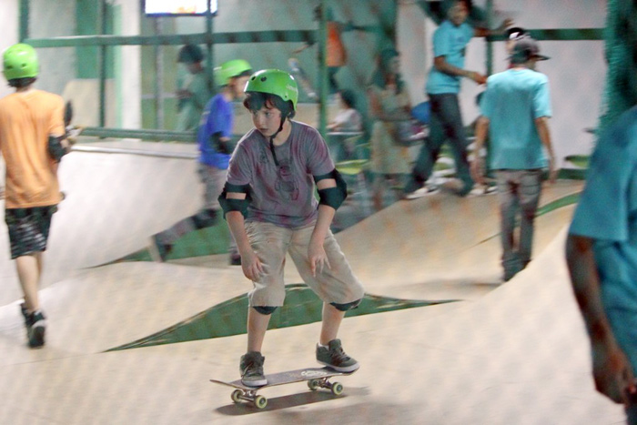 Alexandre Borges leva filho para andar de skate