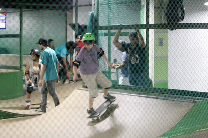 Alexandre Borges leva filho para andar de skate