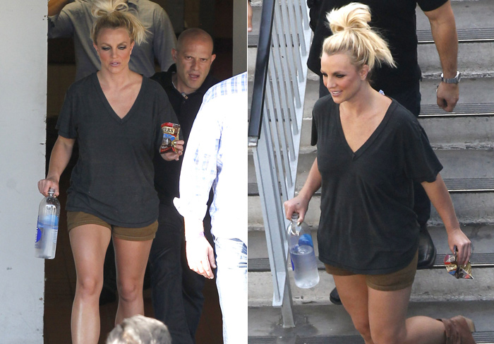 Britney Spears deixa hotel com cabelo desarrumado e pernas à mostra