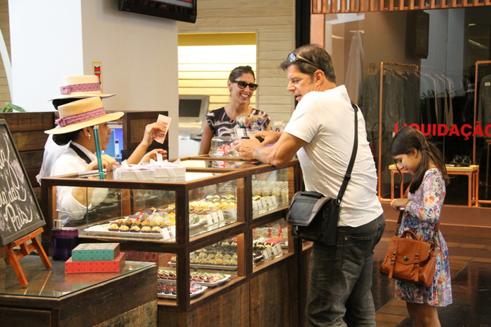 Raul Gazolla passeia com a filha pelo shopping no Dia dos Pais