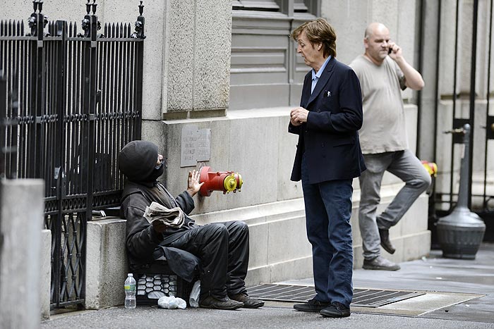 Paul McCartney conversa com mendigo em Nova York
