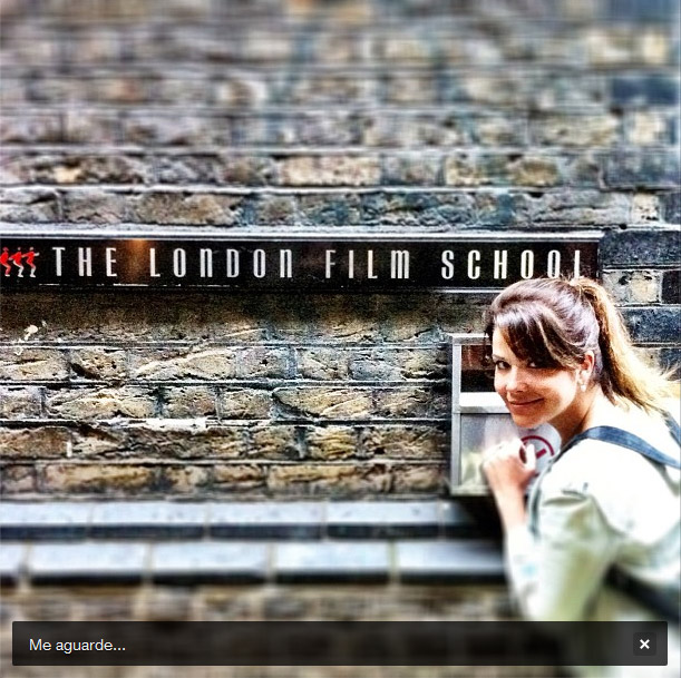 Samara Felippo faz suspense em frente a escola britânica de cinema