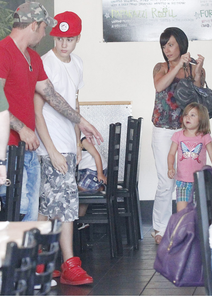 Tênis 'cheguei' revela: Justin Bieber tem pé grande!