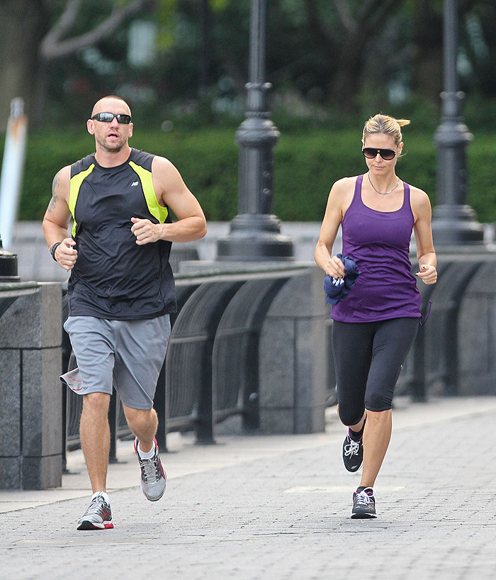 Heidi Klum pratica exercícios junto com seu segurança