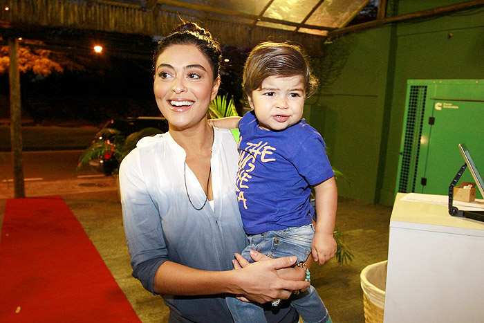 Juliana Paes e o fofo Pedro prestigiam aniversário do filho de Carolina Dieckmann