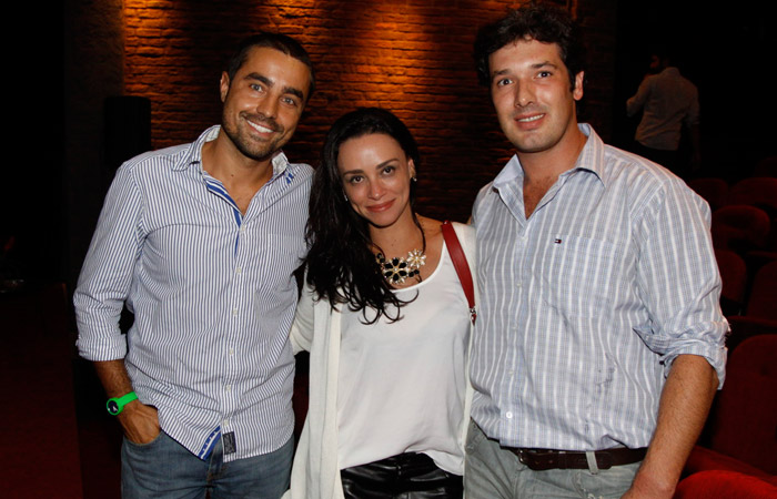 Suzana Pires vai com o namorado ao teatro no Rio Ofuxico