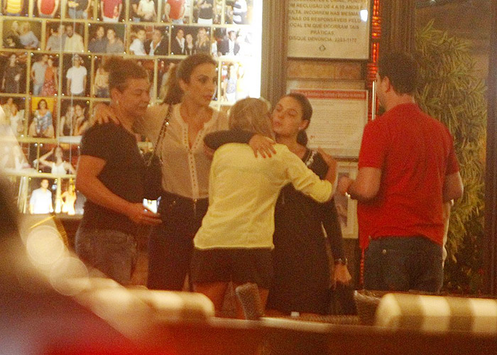 Ivete Sangalo brinca com paparazzo na saída de churrascaria