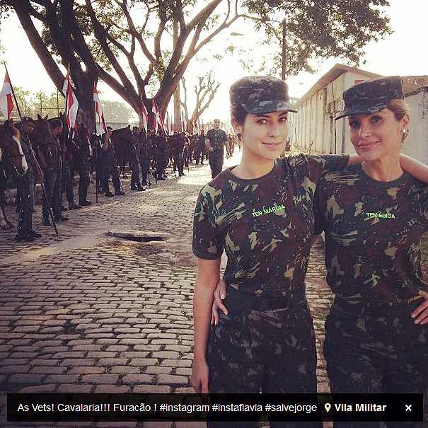Flávia Alessandra e Fernanda Paes Leme posam em vila militar