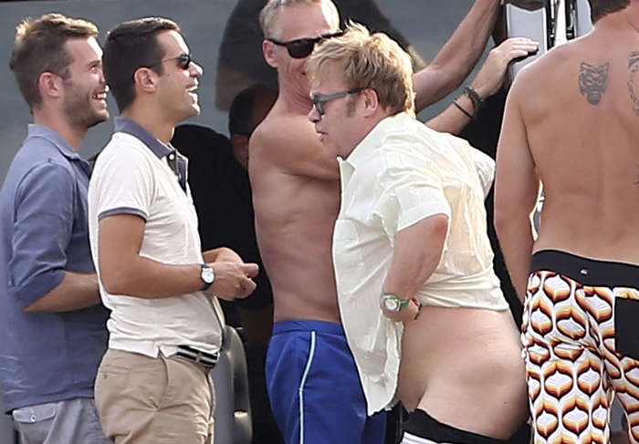 Elton John é flagrado com bumbum de fora