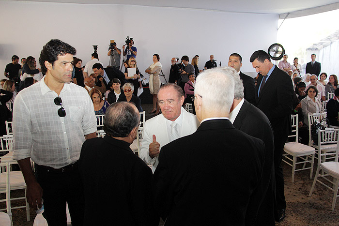 Renato Aragão e Raí participam do lançamento do projeto Anjinhos do Brasil