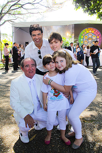 Raí e Renato Aragão e crianças