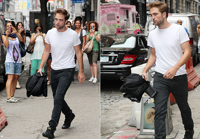 Robert Pattinson enfrenta multidão de fãs em Nova York