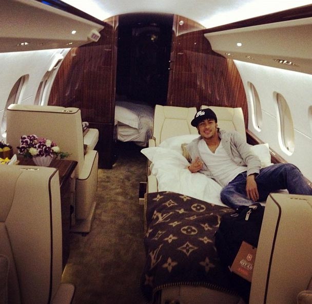  Neymar viaja em jatinho luxuoso