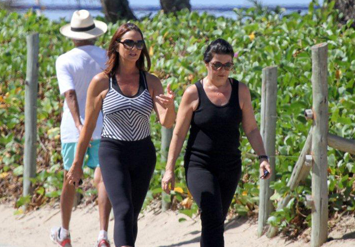 Luiza Brunet caminha pelo calçadão de Ipanema