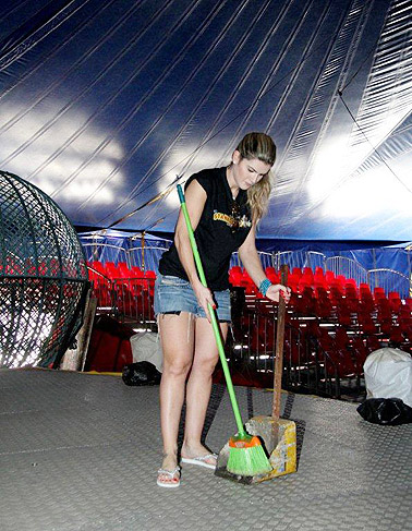 Mirella Santos e Lizi Benites trabalham em circo por um dia