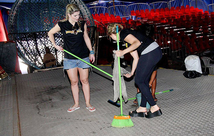 Mirella Santos e Lizi Benites trabalham em circo por um dia