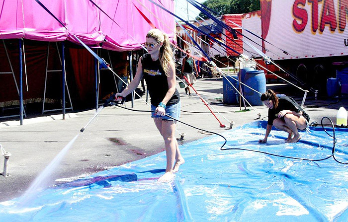 Mirella Santos e Lizi Benites trabalham em circo por um dia