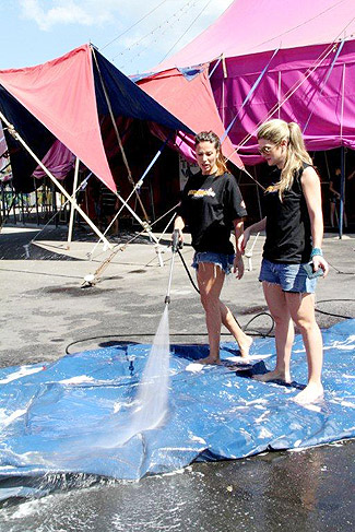 Mirella Santos e Lizi Benites trabalham em circo por um dia