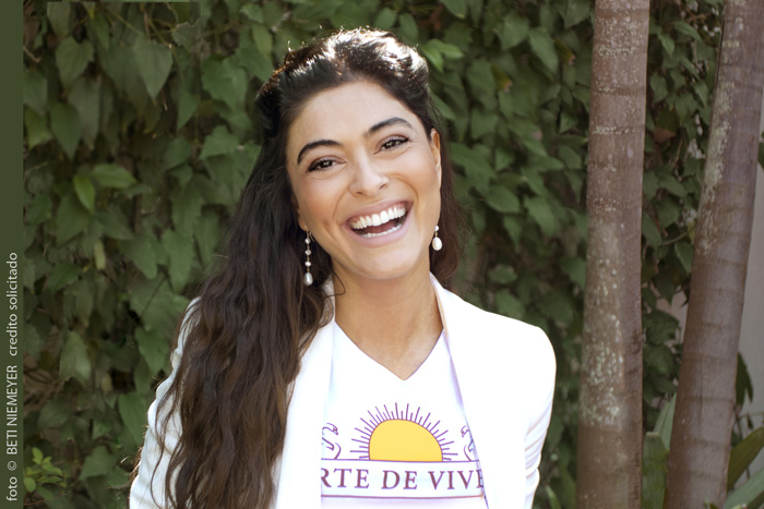 Juliana Paes ajuda a divulgar visita de humanista indiano ao Brasil