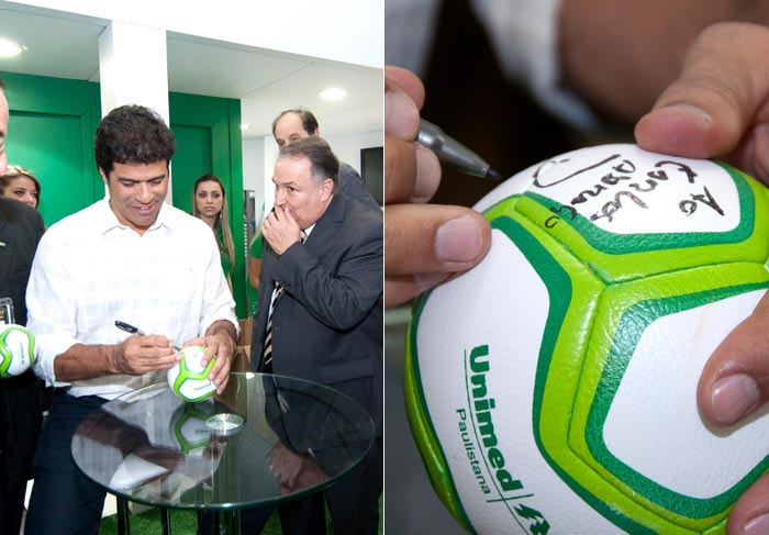 Raí distribui autógrafos em bola em evento