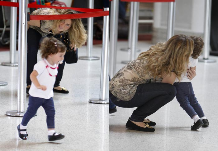  Letícia Spiller se diverte com a filha enquanto espera o seu vôo