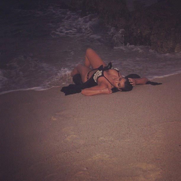 Kim Kardashian mostra as curvas perfeitas em praia