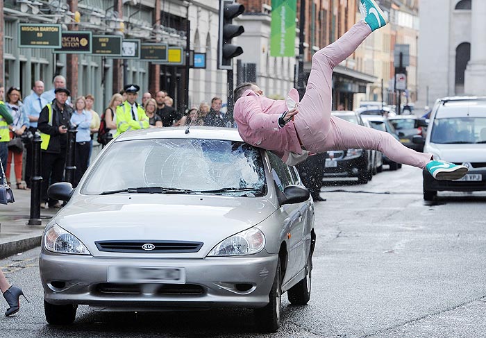 Robbie Williams é atropelado por dois carros em rua de Londres