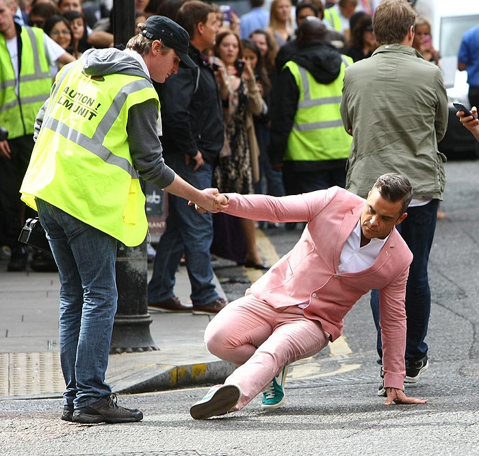 Robbie Williams é atropelado por dois carros em rua de Londres