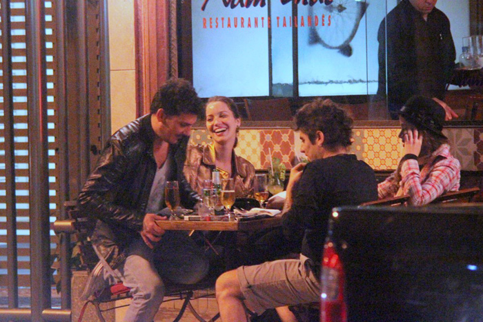 Nathalia Dill janta com o namorado e um grupo de amigos