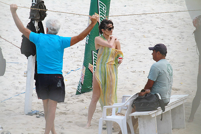 Deborah Secco exibe corpão na praia