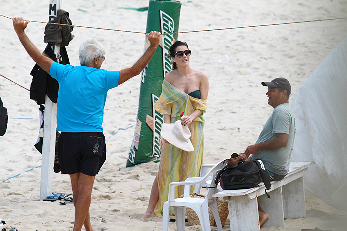 Deborah Secco exibe corpão na praia