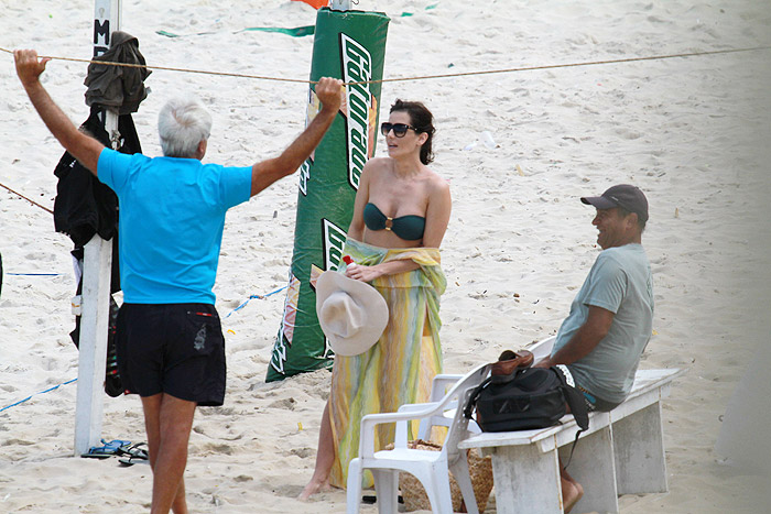 Deborah Secco exibe corpão na praia