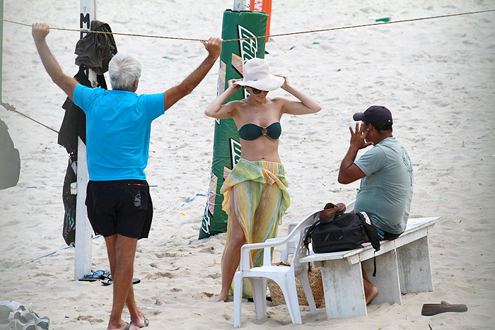 Deborah Secco exibe corpão na praia