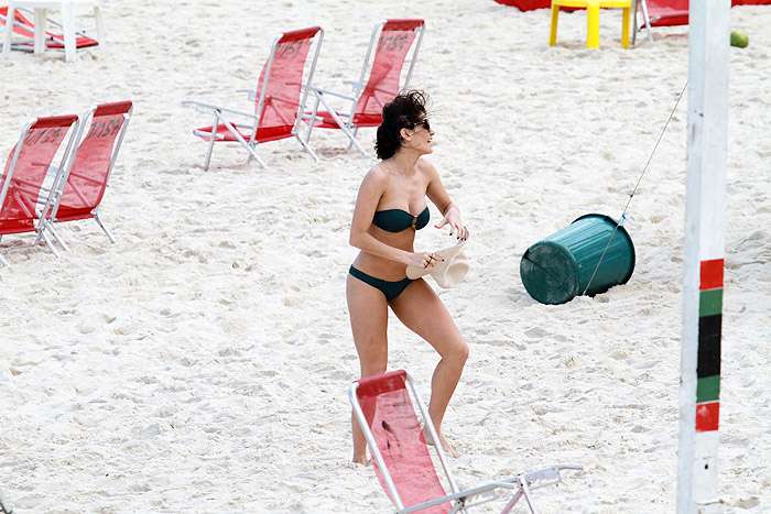 Deborah Secco exibe corpão na praia