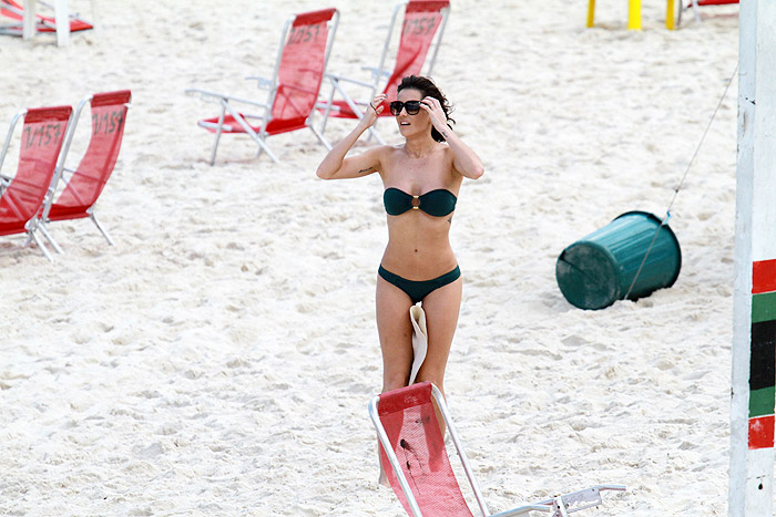 Deborah Secco exibe corpão na praia