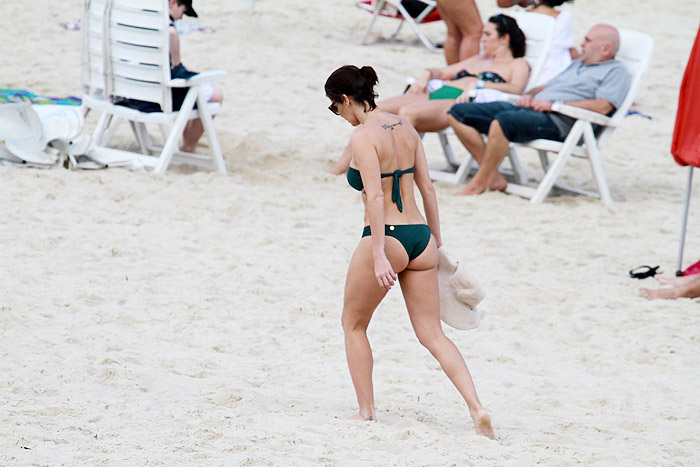 Deborah Secco desfila seu corpão na praia da Barra