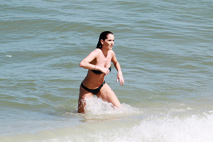 Deborah Secco exibe corpão na praia