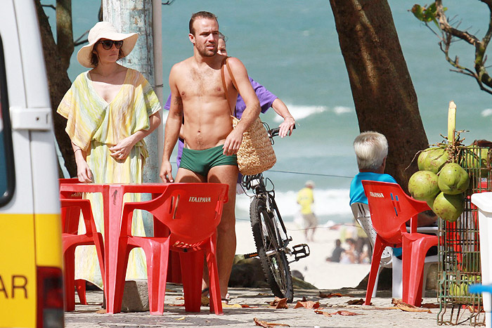 Deborah Secco exibe corpão na praia