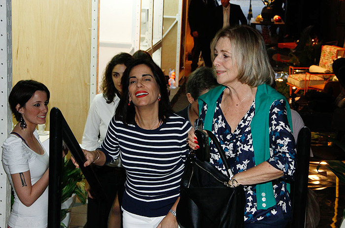 Glória Pires e Irene Ravache chegam para coletiva de imprensa da novela Guerra dos Sexos