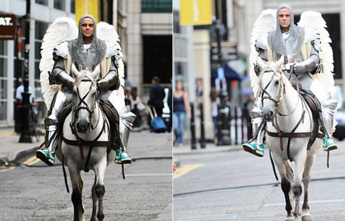 Robbie Williams vira cavaleiro com asas de anjo em novo clipe