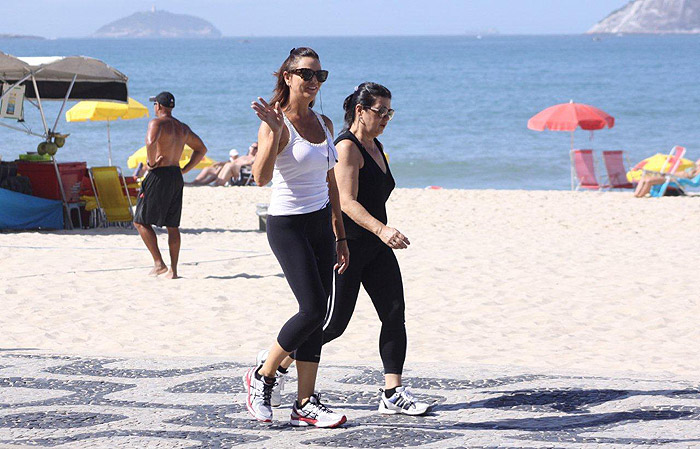 Luiza Brunet caminha no Leblon e se refresca com água de coco