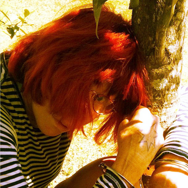 Rita Lee se algema em tronco de árvore