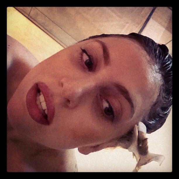 Lady Gaga divulga foto pintando os cabelos