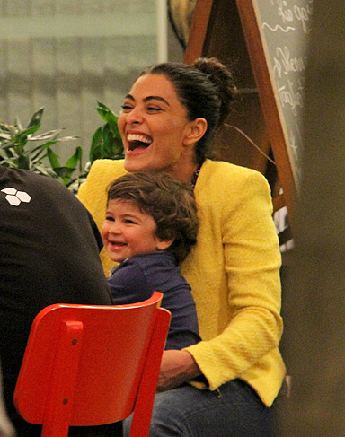 Juliana Paes leva o filho ao teatro no Rio